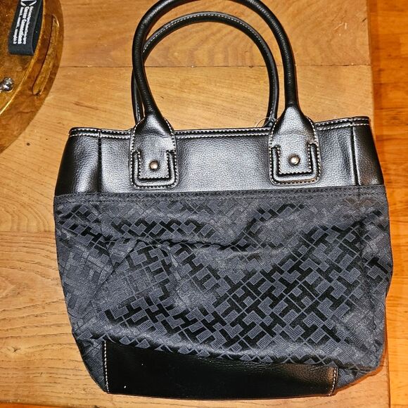 NWT Tommy Hilfiger Small Black Cloth Handbag Gold Logo Zip Purse Classic Chic - Picture 2 of 13